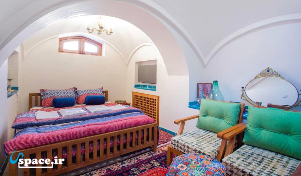 نمای داخلی طبقه بالای اتاق دوبلکس سه تخته گلزار - اقامتگاه سنتی سرپله - کاشان