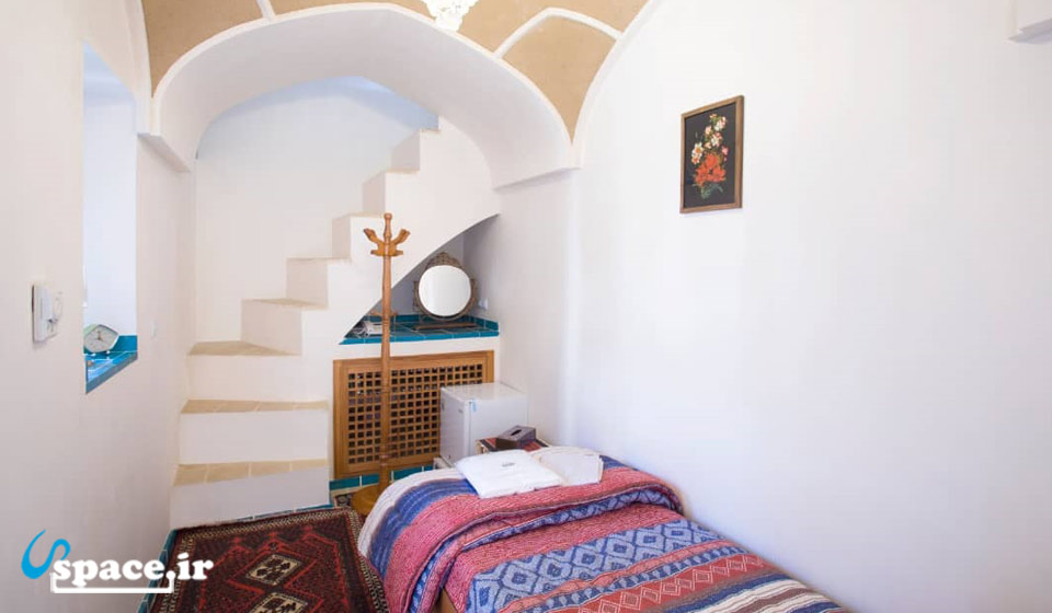 طبقه پایین اتاق دوبلکس سه تخته گلزار - اقامتگاه سنتی سرپله - کاشان