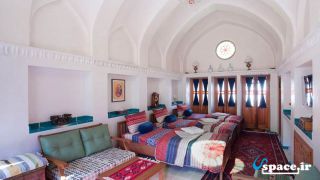 نمای داخلی اتاق سه تخته گلبام - اقامتگاه سنتی سرپله - کاشان