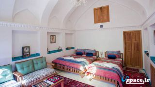 نمای ورودی اتاق سه تخته گلجام - اقامتگاه سنتی سرپله - کاشان