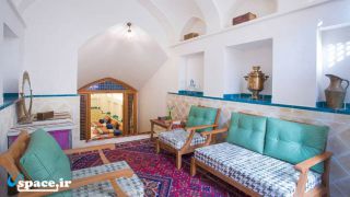 نمای نشیمن اتاق سه تخته گلفام - اقامتگاه سنتی سرپله - کاشان